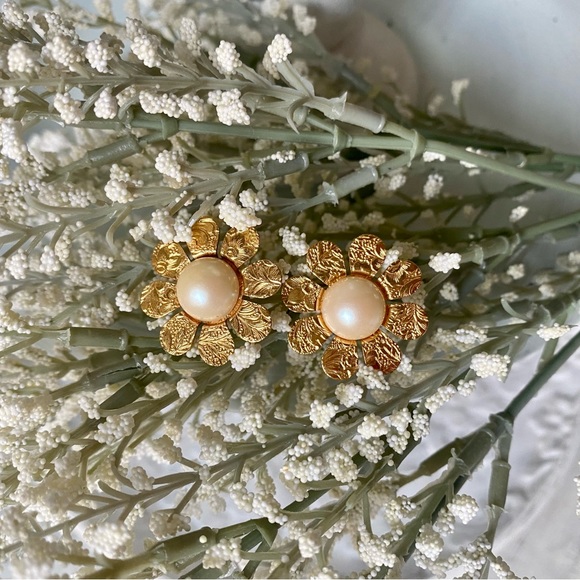 Vintage Retro Pearl Flower Stud Earrings - Picture 6 of 10